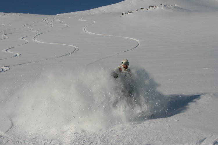 Puder på Vassitjocka. Heli ski Riksgränsen 3e april 2009.   Foto: Andreas Bengtsson