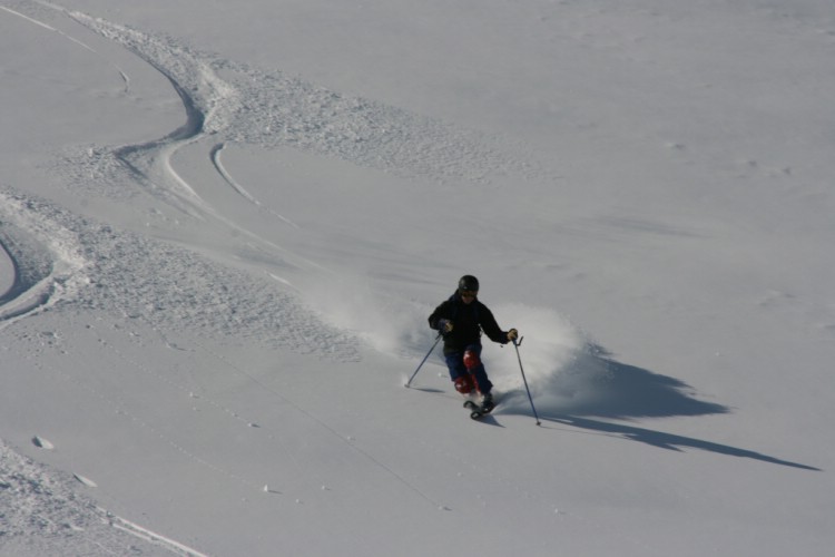 Per-Anders driver ut sin förkylning med en djup telemarkssväng. Heliski Riksgränsen 18 april 2009. Foto: Andreas Bengtsson