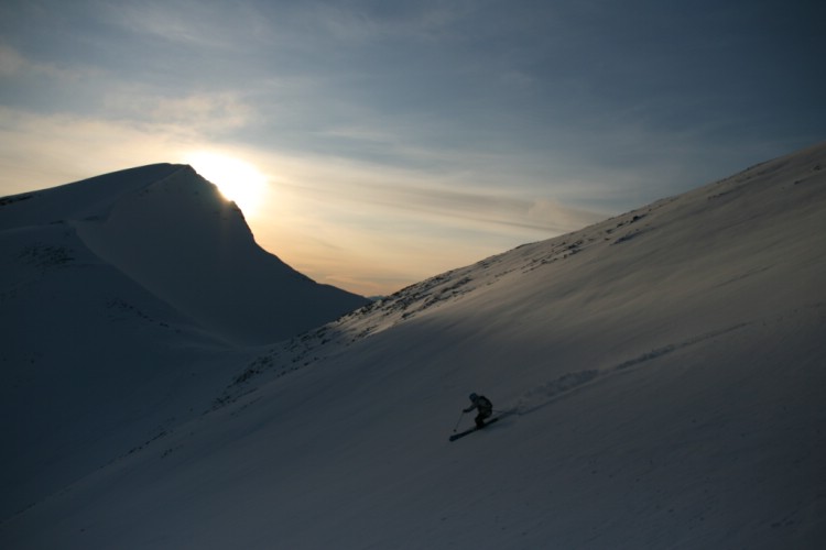 Sen kvällsåkning på Kåtotjocka. Heliski Riksgränsen 29 april 2009. Foto: Andreas Bengtsson